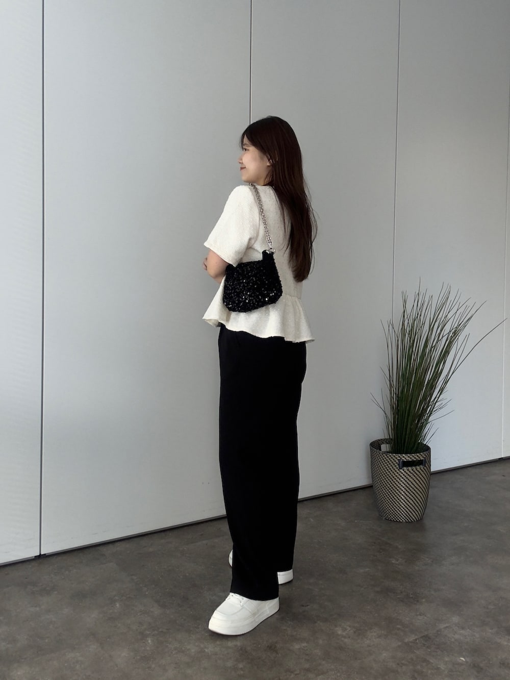 ホワイト系のTシャツ/カットソー、ブラック系のショルダーバッグ、ホワイト系のノーカラージャケットを着用したレディースの夏コーディネートの2枚目の写真