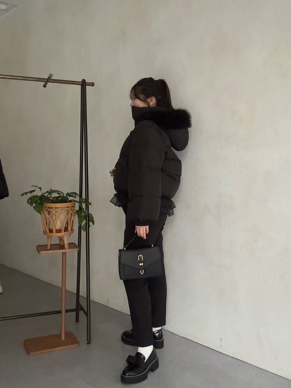 ブラック系のその他パンツ、ブラック系のローファー、ブラック系のダウンジャケット/コートを着用したレディースの秋コーディネートの2枚目の写真