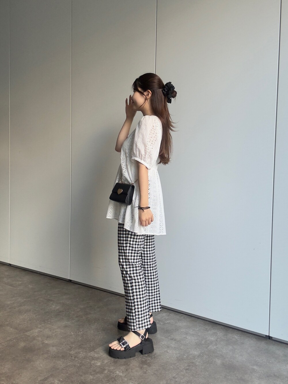 ホワイト系のシャツ/ブラウス、ブラック系のその他パンツ、ブラック系のサンダルを着用したレディースの夏コーディネートの2枚目の写真
