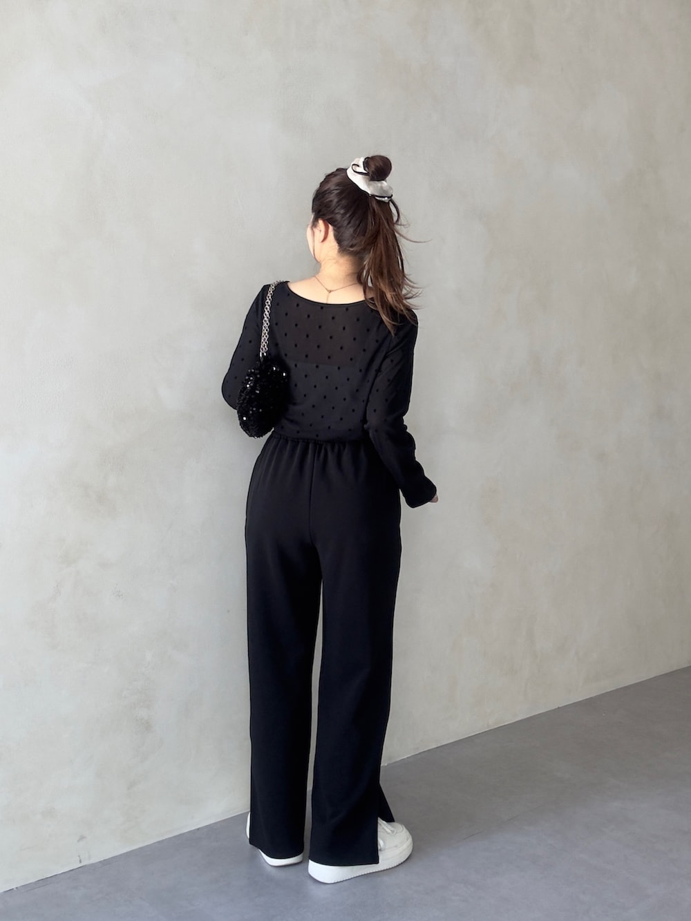 ブラック系のTシャツ/カットソー、ブラック系のショルダーバッグ、ブラック系のその他パンツを着用したレディースの夏コーディネートの3枚目の写真