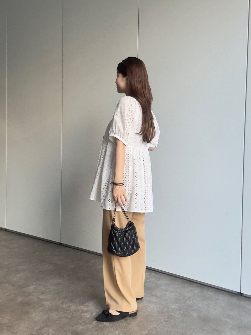 ホワイト系のシャツ/ブラウスを着用したレディースの夏コーディネートの2枚目の写真