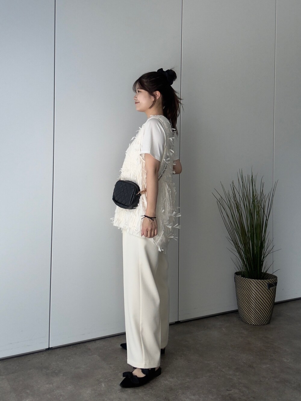 ホワイト系のTシャツ/カットソー、ホワイト系のその他パンツ、ブラック系のパンプスを着用したレディースの夏コーディネートの2枚目の写真