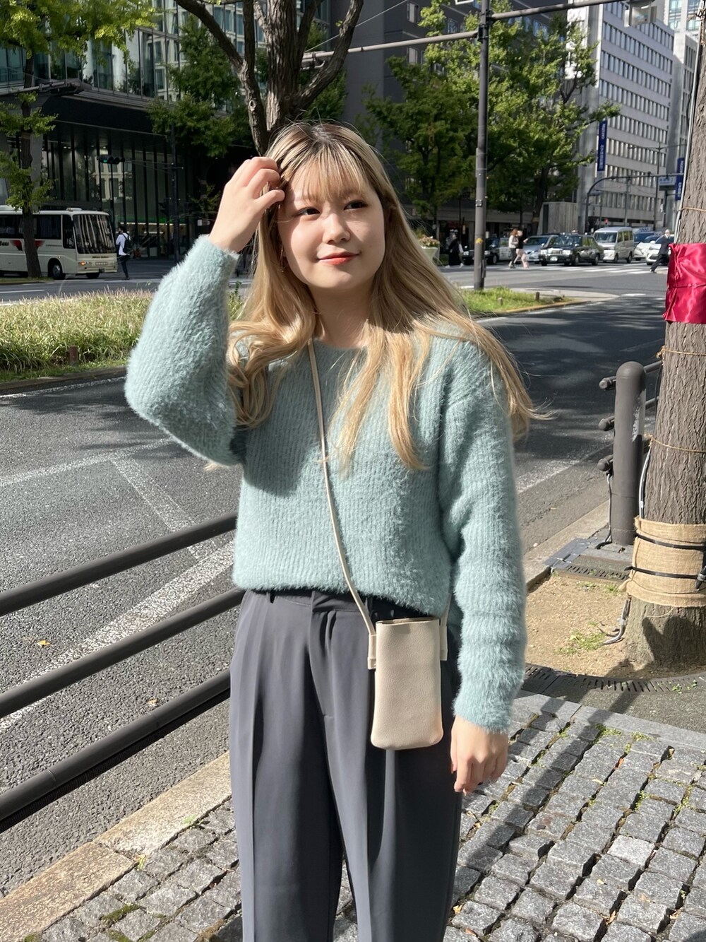 グリーン系のニット/セーター、グレー系のその他パンツを着用したレディースの秋コーディネートの2枚目の写真