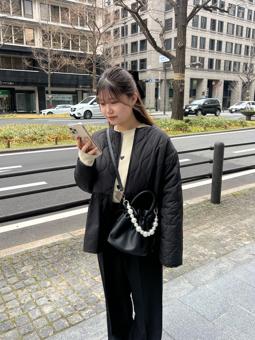 「ショルダーバッグ、レザー、冬コーデ、キルティング、ニット、休日スタイル、お出かけコーデ、モノトーン、ぺプラム、スラックス、タックパンツ、ベロア、リボン、アウター」｜「prose verseのベロアリボンヘアゴム（シュシュ、ブラック系）」を使った、MIOさん（レディース・158cm）の冬コーディネートの4枚目の写真