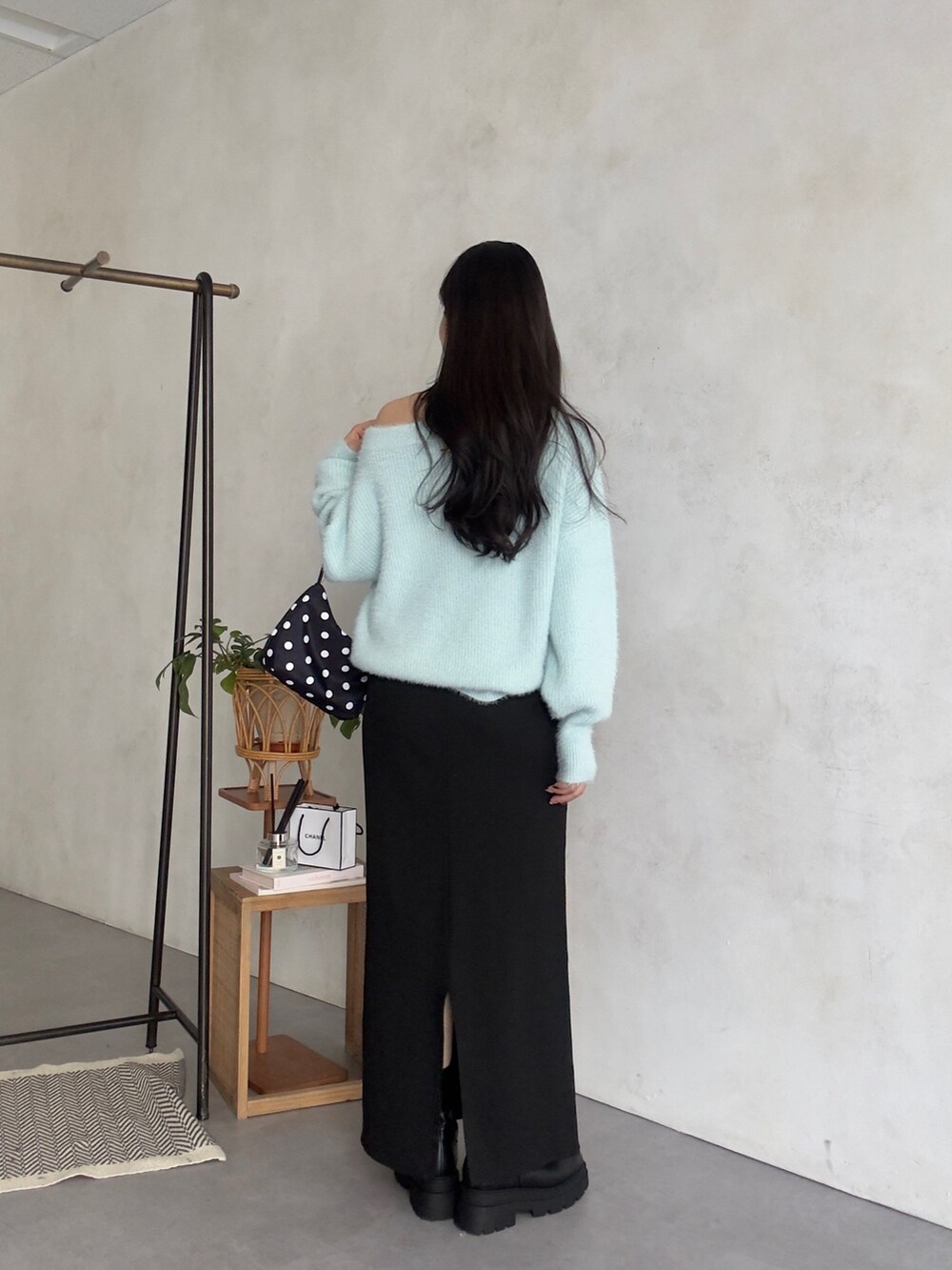 ブラック系のスカート、ブラック系のブーツを着用したレディースの冬コーディネートの3枚目の写真