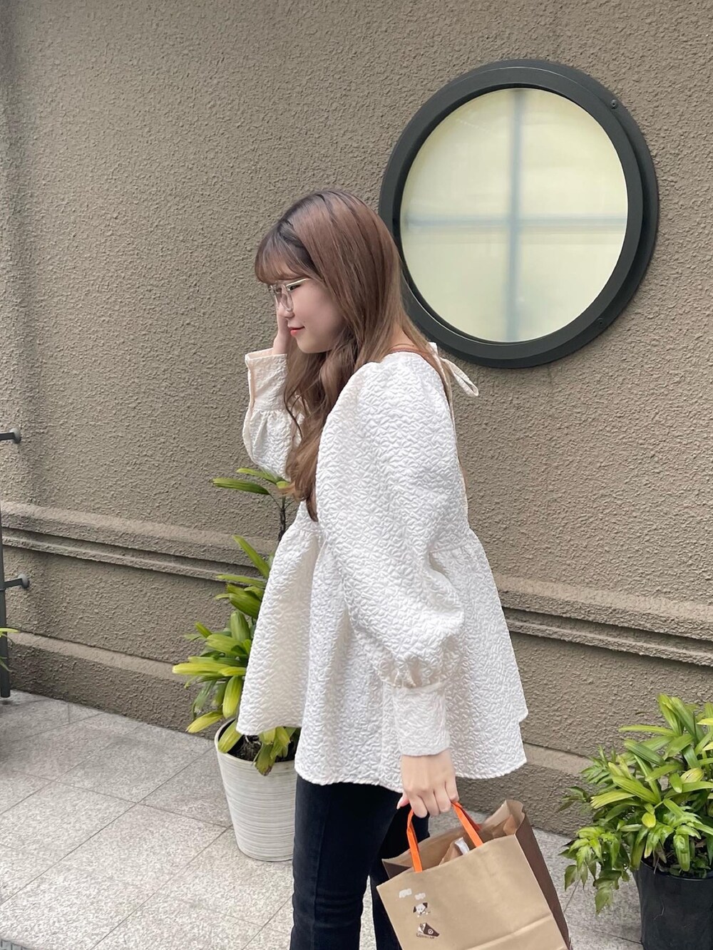 ホワイト系のシャツ/ブラウス、ブラック系のデニムパンツを着用したレディースの冬コーディネートの2枚目の写真