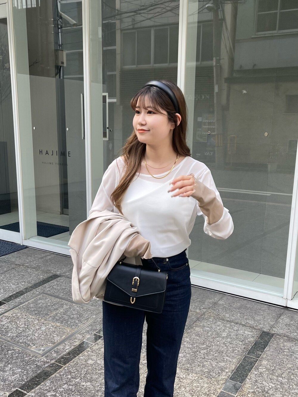 ブラック系のローファー、ホワイト系のTシャツ/カットソー、ゴールド系のネックレスを着用したレディースの春コーディネートの3枚目の写真