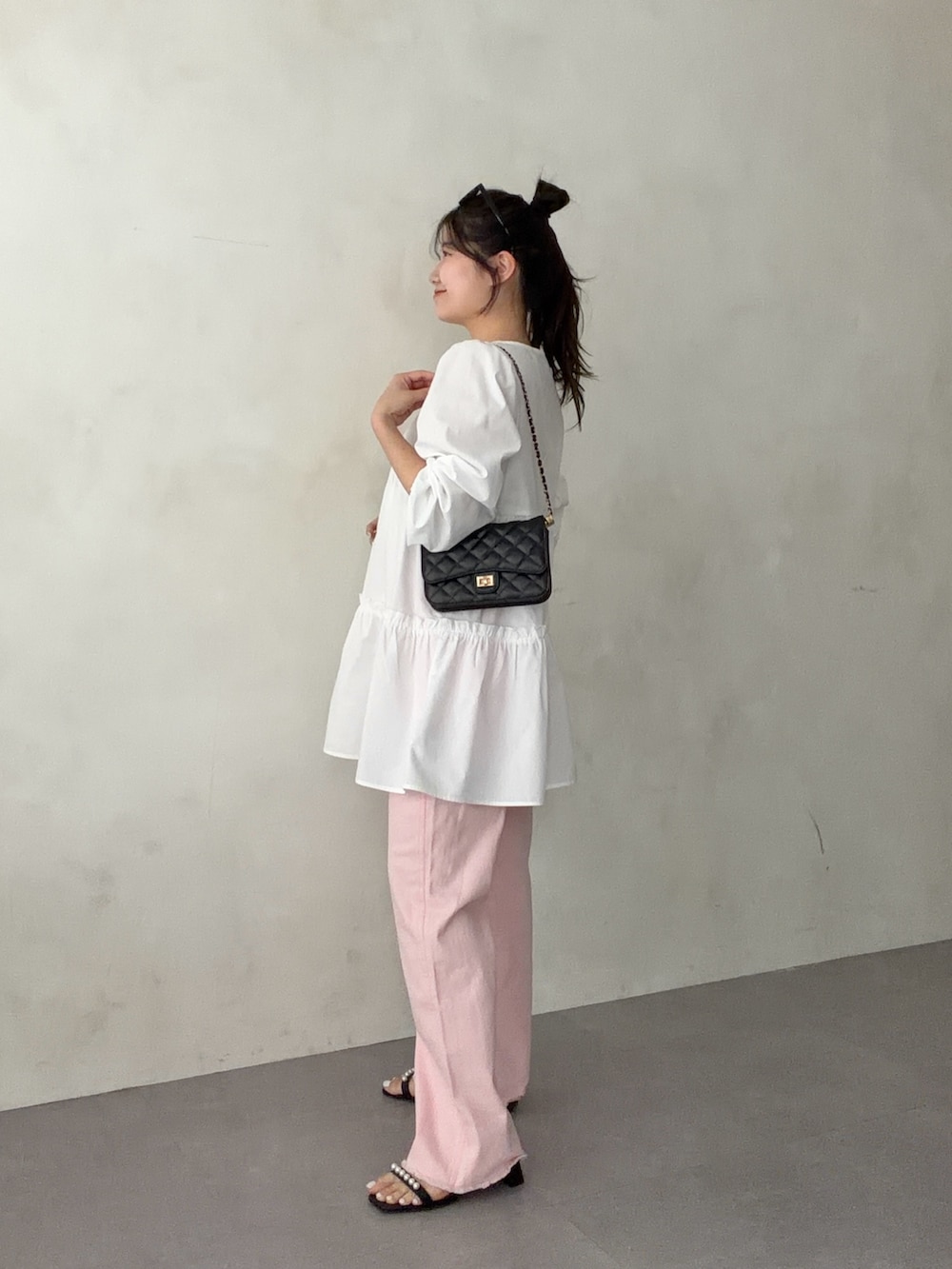 ブラック系のトートバッグ、ホワイト系のシャツ/ブラウス、ピンク系のその他パンツを着用したレディースの春コーディネートの2枚目の写真