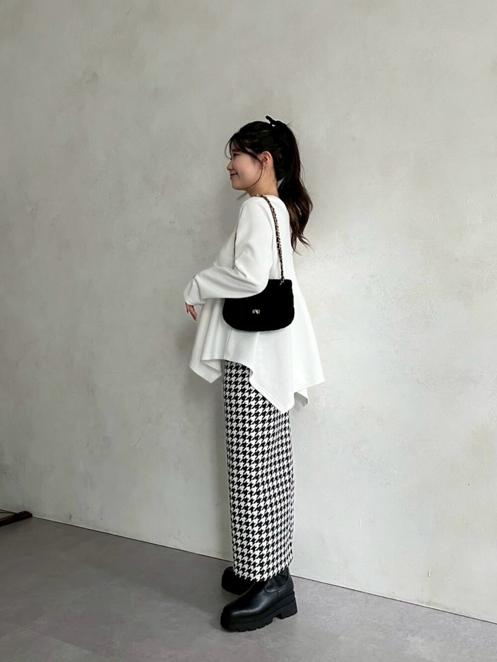 ホワイト系のTシャツ/カットソー、ブラック系のショルダーバッグ、ブラック系のスカートを着用したレディースの秋コーディネートの2枚目の写真