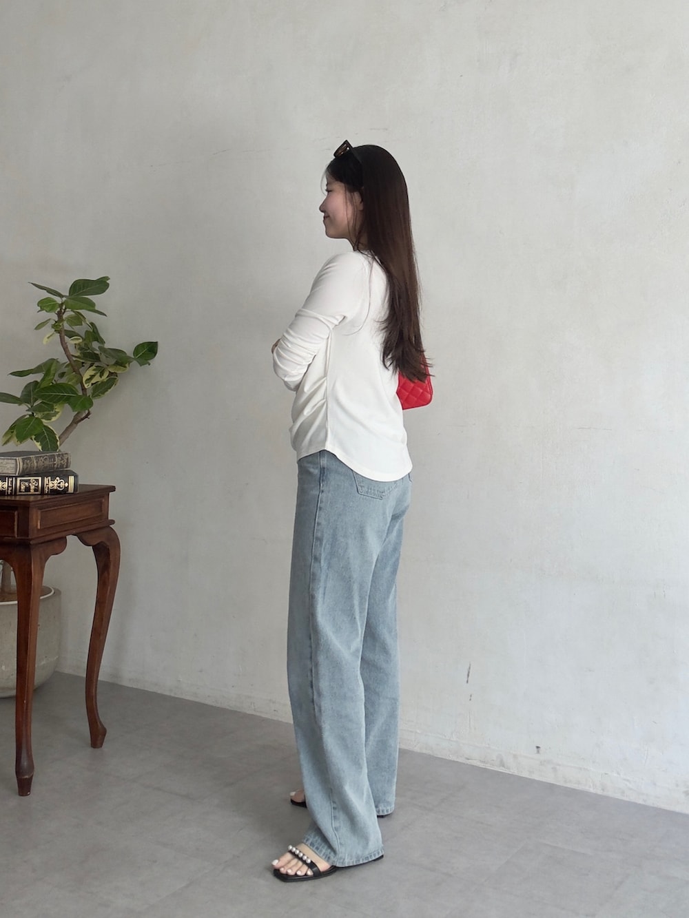 ブラック系のサンダル、レッド系のトートバッグ、ホワイト系のTシャツ/カットソーを着用したレディースの春コーディネートの2枚目の写真