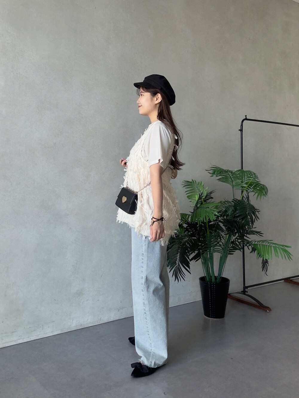 ホワイト系のTシャツ/カットソー、ホワイト系のシャツ/ブラウス、ブルー系のデニムパンツを着用したレディースの夏コーディネートの2枚目の写真