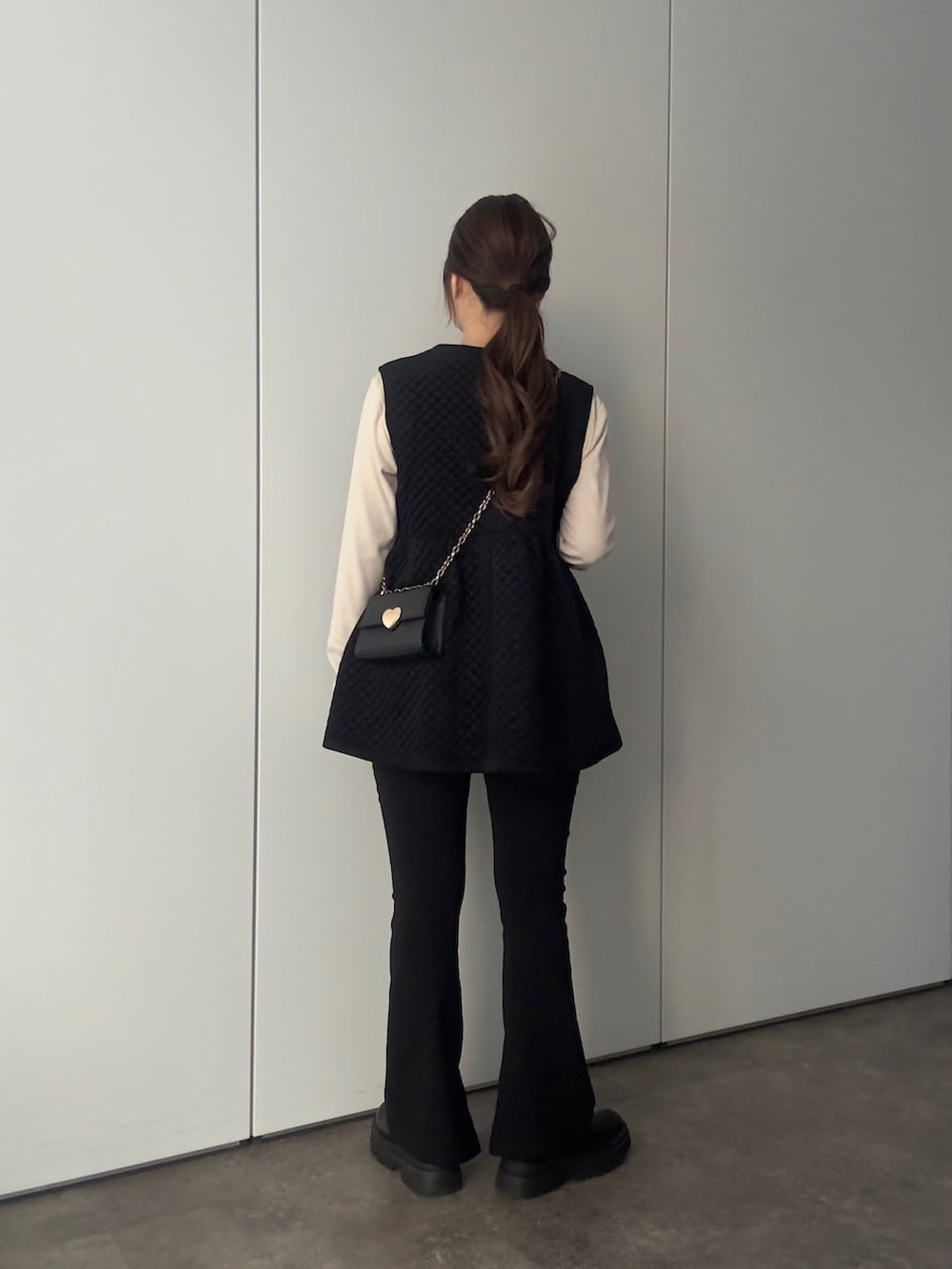 ホワイト系のTシャツ/カットソー、ブラック系のショルダーバッグ、ブラック系のその他パンツを着用したレディースの秋コーディネートの3枚目の写真