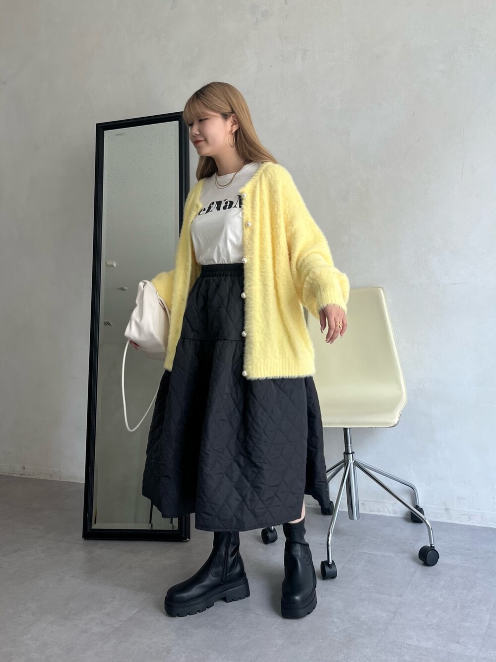 「お出かけコーデ、シャギーニット、カーディガン、カーディガンコーデ、フレアスカート、スカート、ロゴT、サイドゴアブーツ、トラックソール、ブーツ、プチプラ、プチプラコーデ、秋コーデ、秋服コーデ」｜「prose verseの〈サージカルステンレス〉3mmスネークチェーンネックレス（ネックレス、ゴールド系）」を使った、MIOさん（レディース・158cm）の夏コーディネートの2枚目の写真