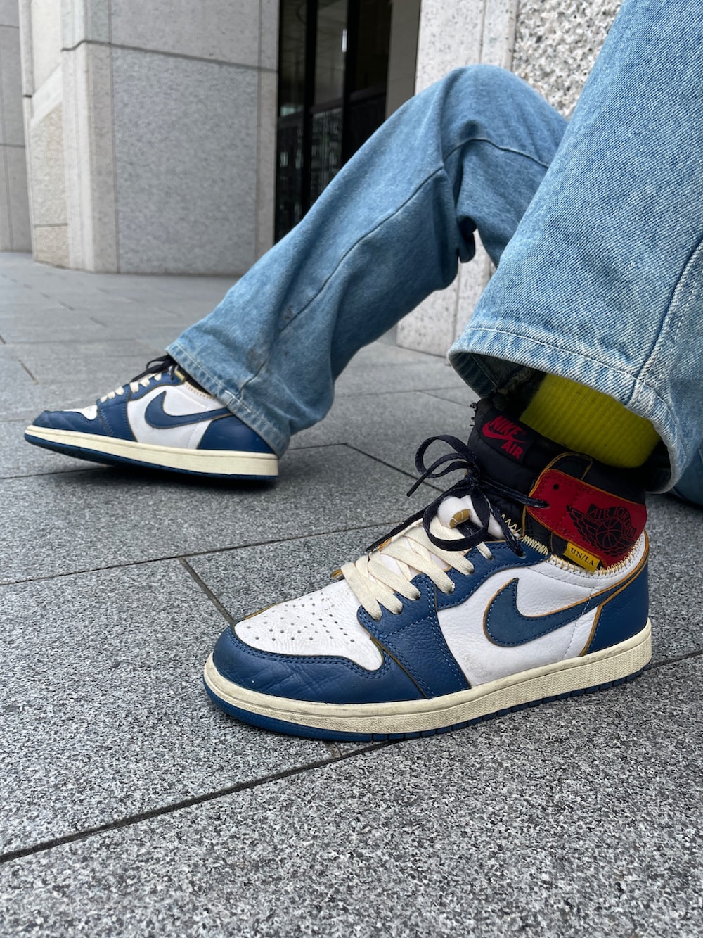 ブルー系のデニムパンツ、ホワイト系のTシャツ/カットソー、ホワイト系のスニーカーを着用したメンズの夏コーディネートの3枚目の写真