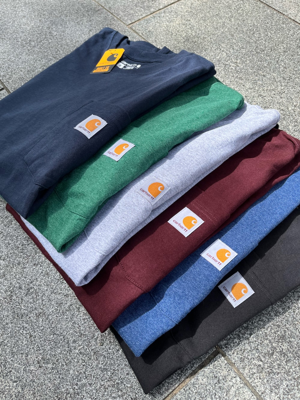 「スニーカー、シンプルコーデ、ストリート、スケータースタイル、スケボー」｜「Carharttのアイテム（Tシャツ/カットソー、ブルー系）」を使った、macmerlo(マティ)さん（メンズ・180cm）の夏コーディネートの2枚目の写真