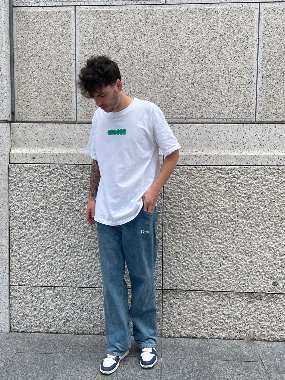 ブルー系のデニムパンツ、ホワイト系のTシャツ/カットソー、ホワイト系のスニーカーを着用したメンズの夏コーディネートの2枚目の写真