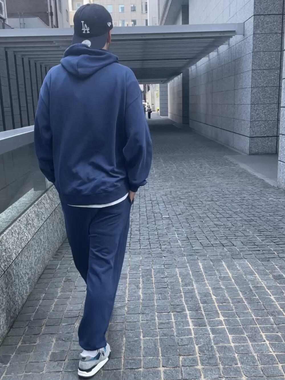 ブルー系のスニーカー、ブルー系のキャップを着用したメンズの夏コーディネートの2枚目の写真