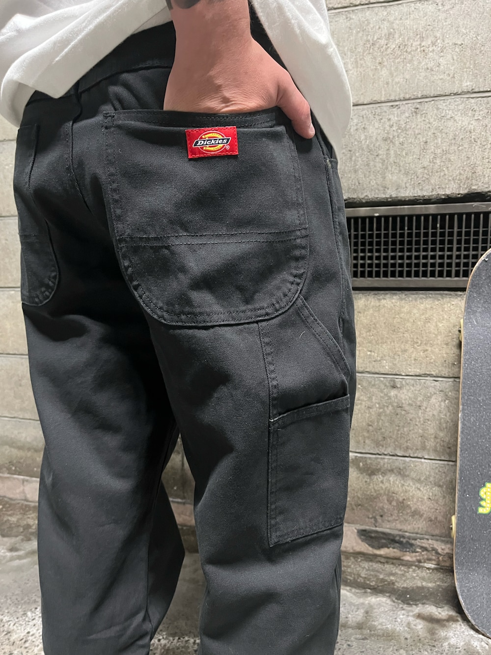 「スニーカー、シンプルコーデ、ストリート、スケータースタイル、スケボー」｜「Carharttのアイテム（Tシャツ/カットソー、ブルー系）」を使った、macmerlo(マティ)さん（メンズ・180cm）の夏コーディネートの3枚目の写真