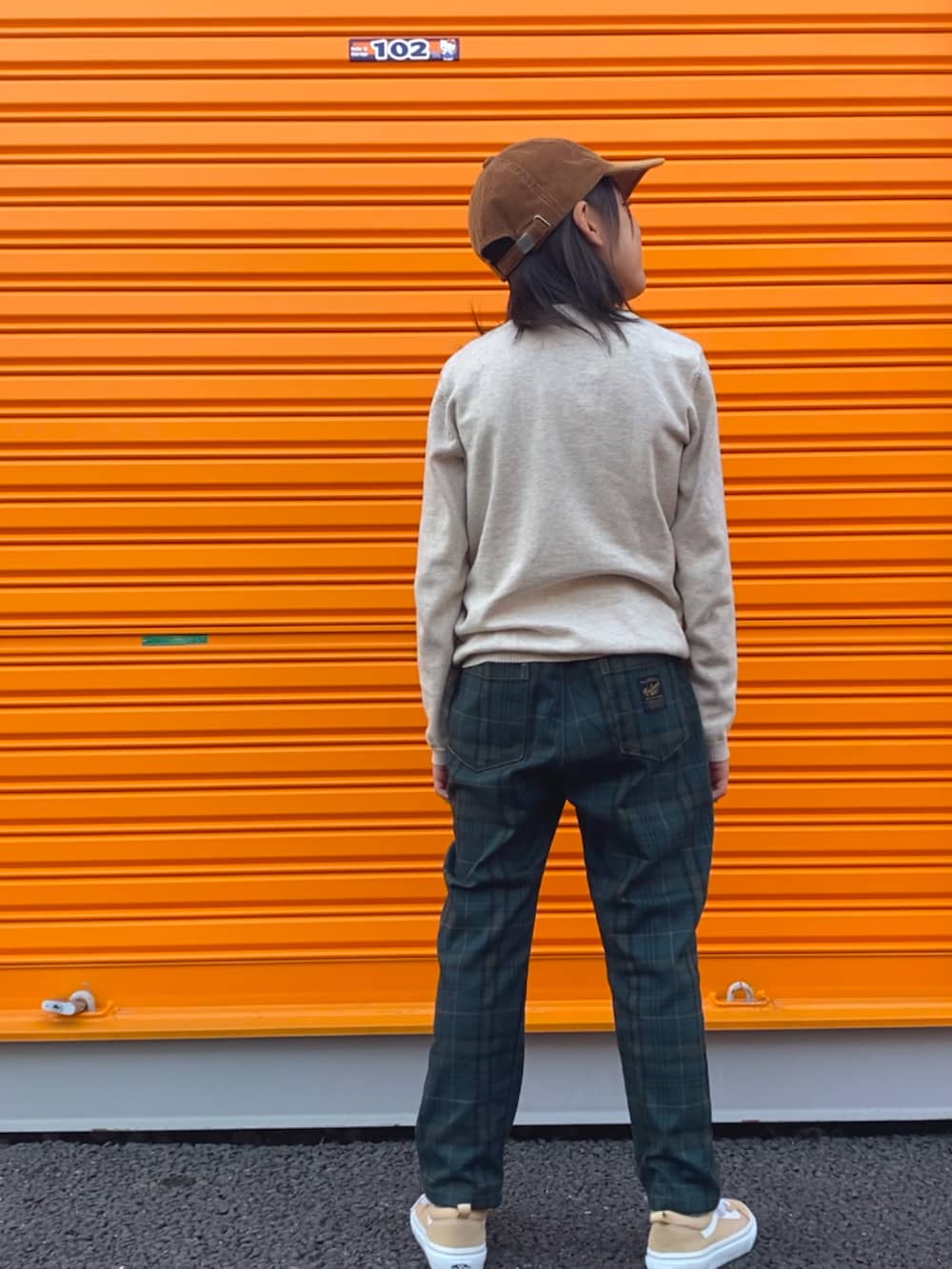 グリーン系のその他パンツ、ベージュ系のニット/セーターを着用したキッズの秋コーディネートの2枚目の写真