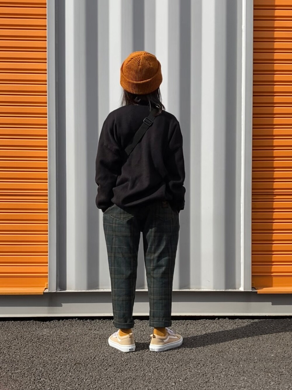 ブラック系のカーディガン/ボレロ、その他のショルダーバッグ、グリーン系のその他パンツを着用したキッズの秋コーディネートの2枚目の写真