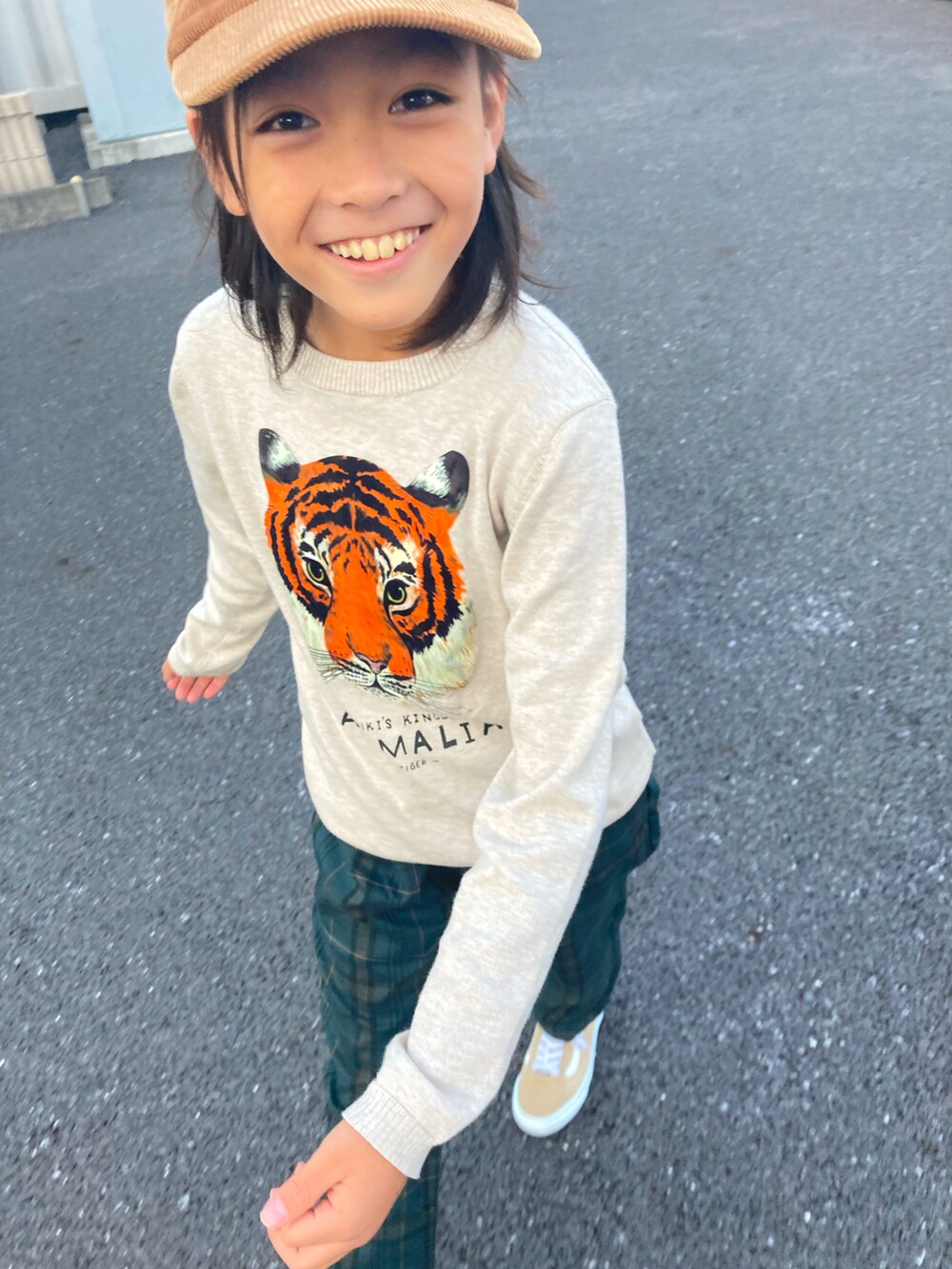 グリーン系のその他パンツ、ベージュ系のニット/セーターを着用したキッズの秋コーディネートの3枚目の写真