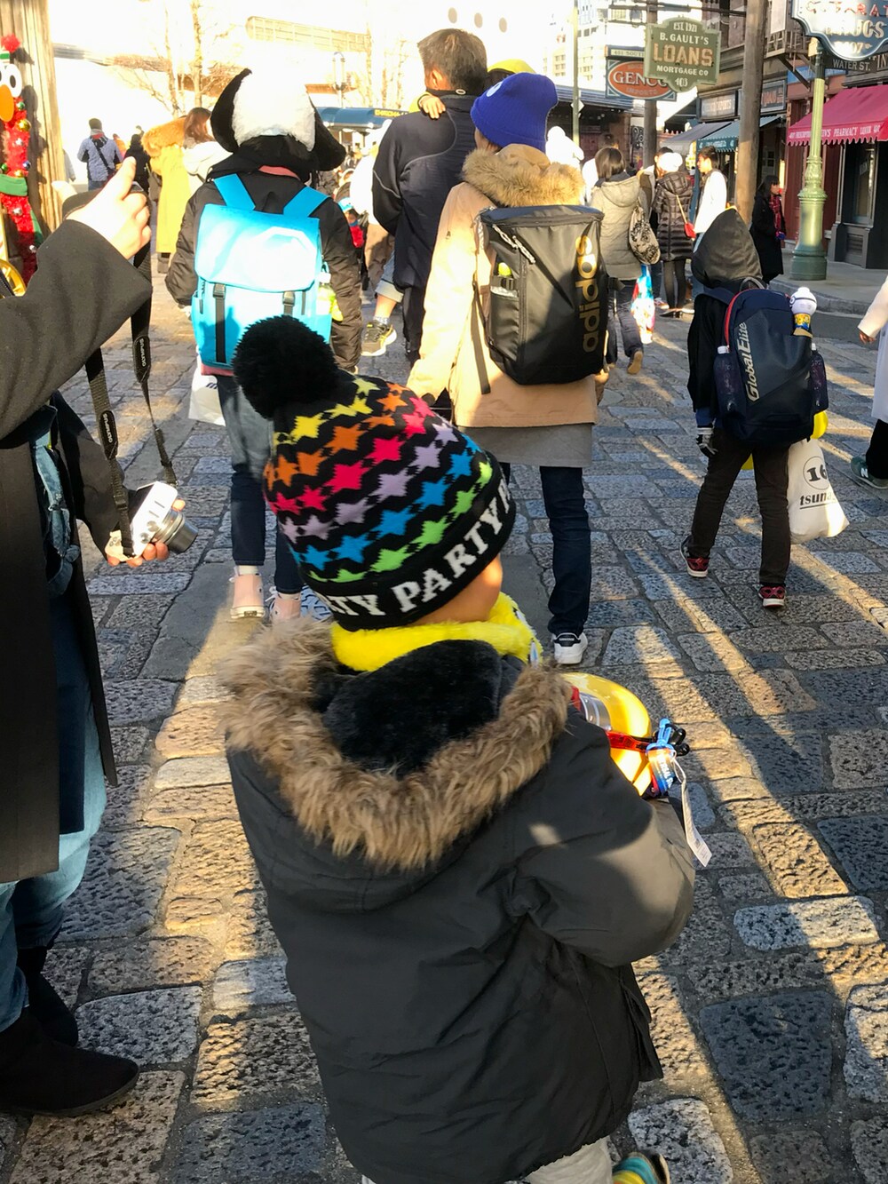 その他のスニーカー、グリーン系のモッズコート、その他のニットキャップ/ビーニーを着用したキッズの秋コーディネートの2枚目の写真