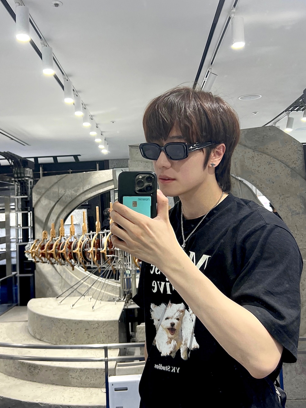 ブラック系のTシャツ/カットソー、ブラック系のサングラス、グリーン系のネックレスを着用したメンズの夏コーディネートの2枚目の写真