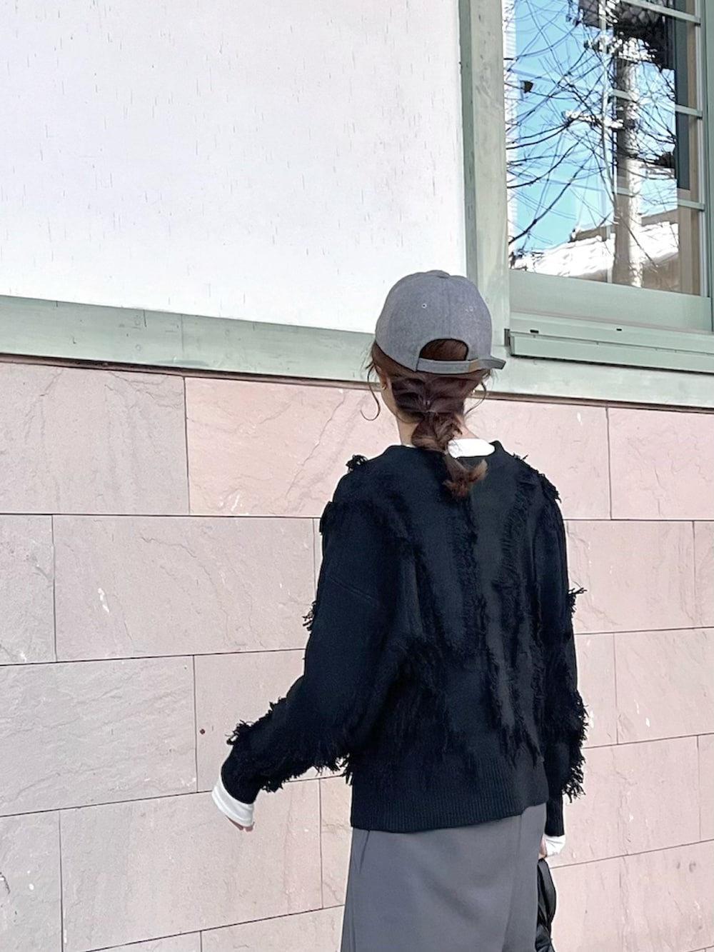 ブラック系のカーディガン/ボレロを着用したレディースの冬コーディネートの2枚目の写真