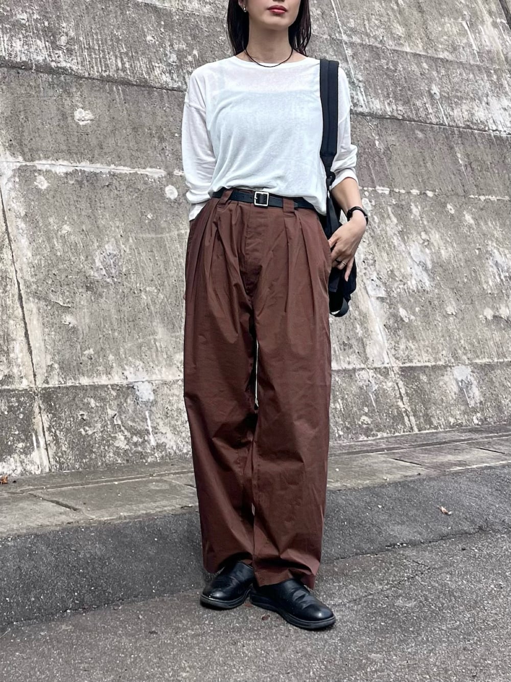 ホワイト系のTシャツ/カットソー、ブラック系のスニーカー、レッド系の口紅/リップティント/グロスを着用したレディースの秋コーディネートの2枚目の写真