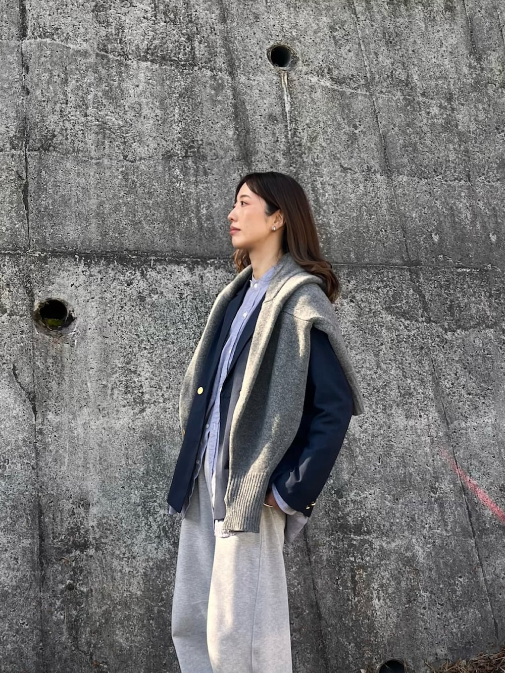 ブルー系のテーラードジャケット、グレー系のその他パンツを着用したレディースの冬コーディネートの3枚目の写真