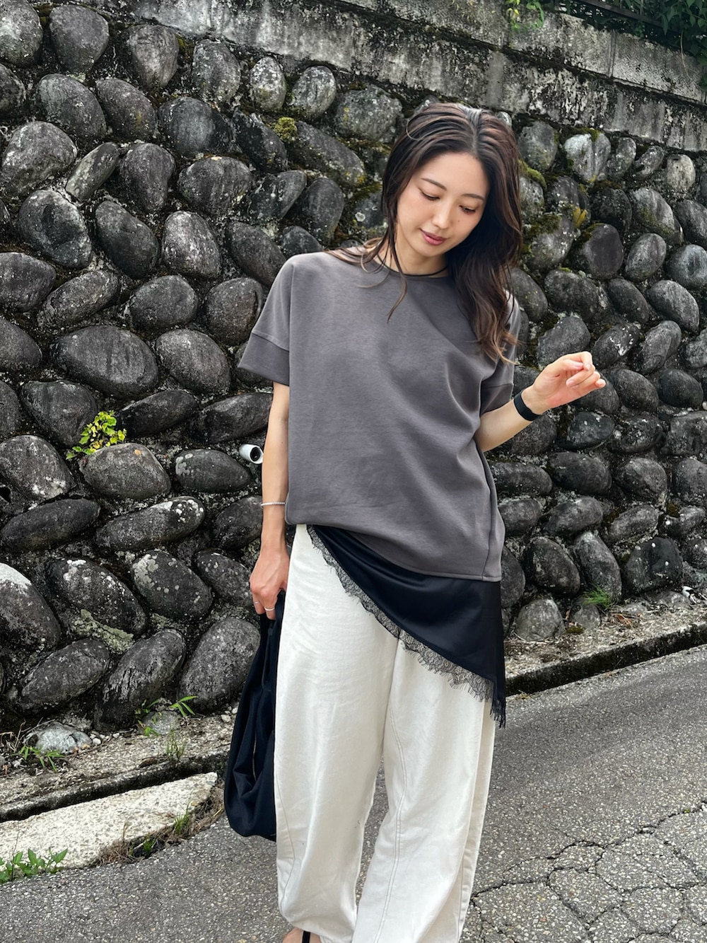 グレー系のTシャツ/カットソーを着用したレディースの夏コーディネートの4枚目の写真