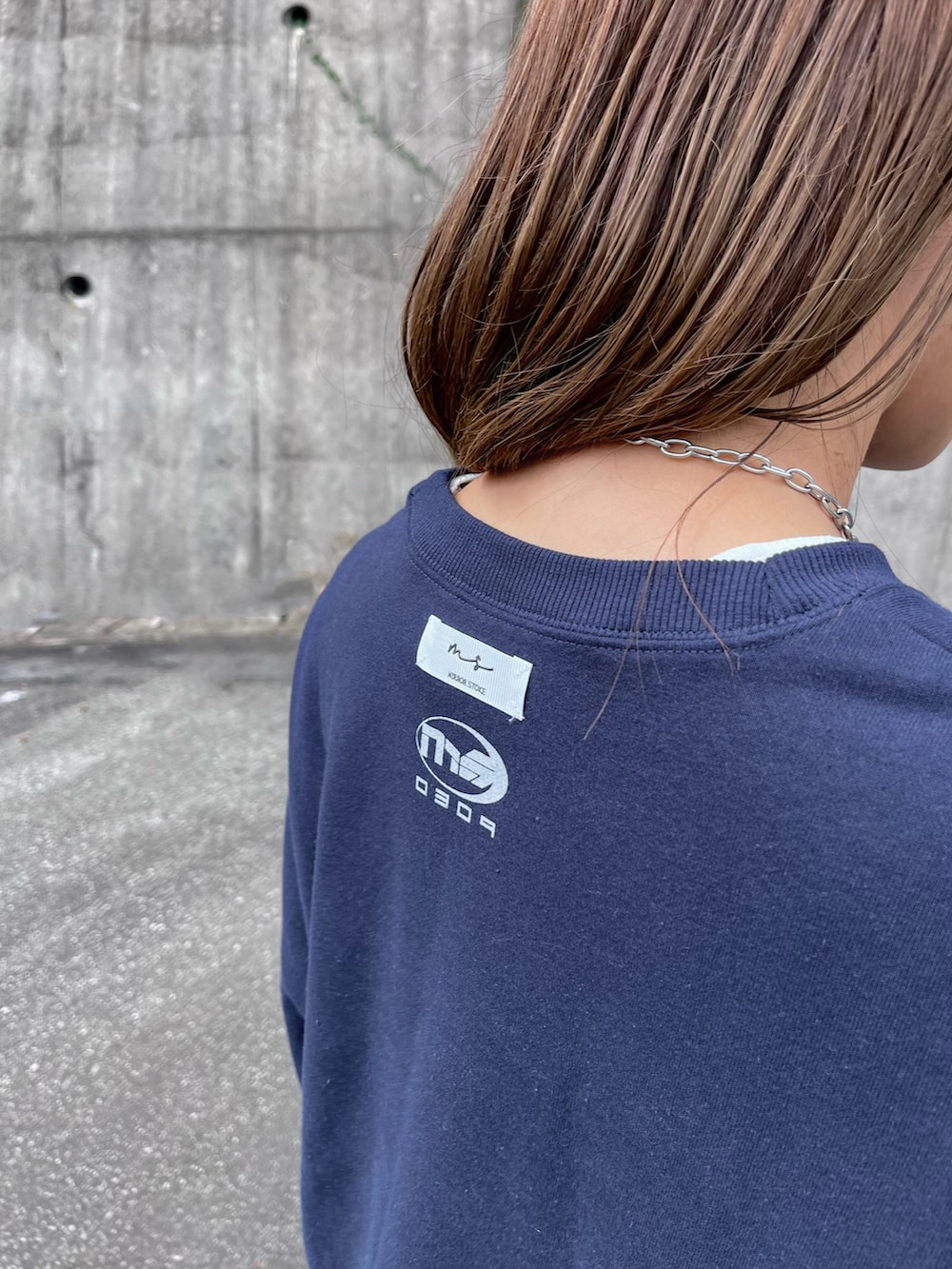 ブルー系のスウェット、グレー系のその他パンツ、ホワイト系のスニーカーを着用したレディースの秋コーディネートの4枚目の写真