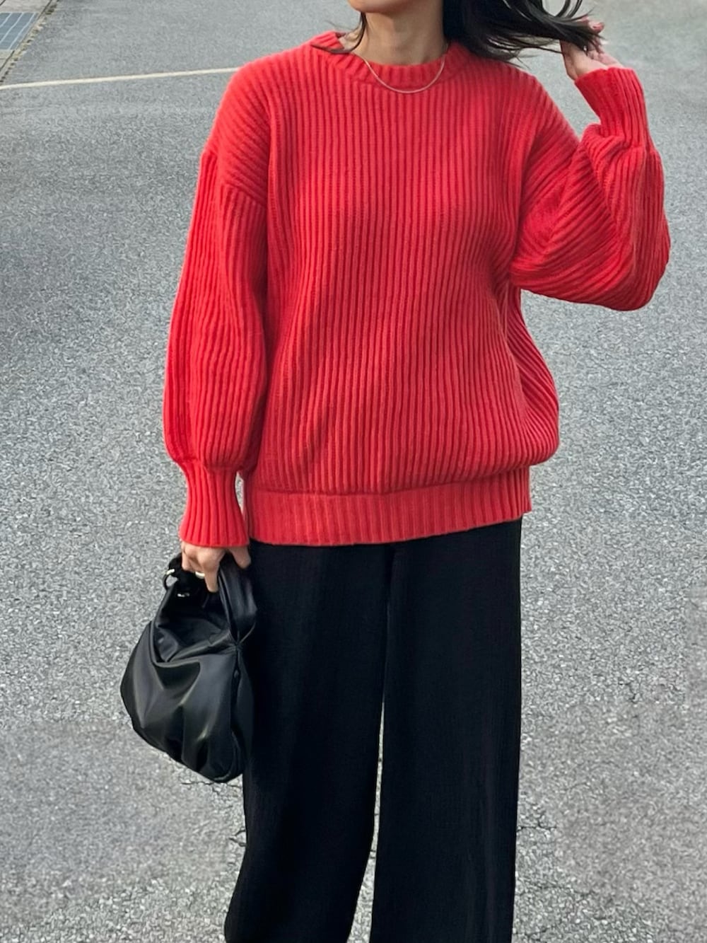 レッド系のニット/セーター、ブラック系のその他パンツ、ブラック系のブーツを着用したレディースの秋コーディネートの3枚目の写真