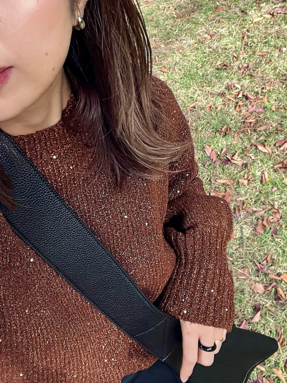 ブラウン系のニット/セーターを着用したレディースの秋コーディネートの3枚目の写真