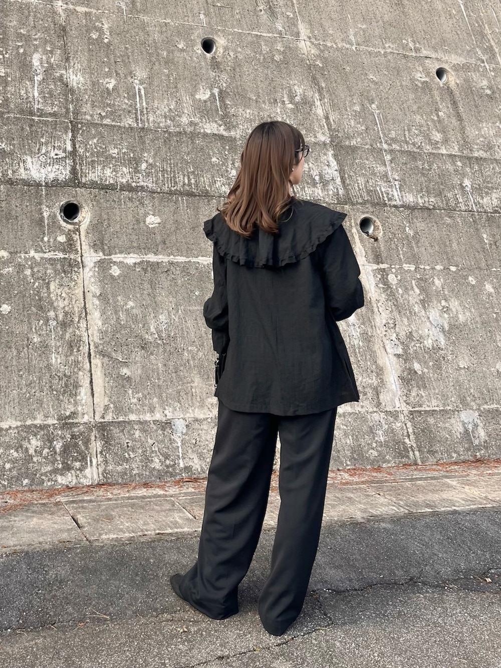 ブラック系のシャツ/ブラウスを着用したレディースの冬コーディネートの3枚目の写真