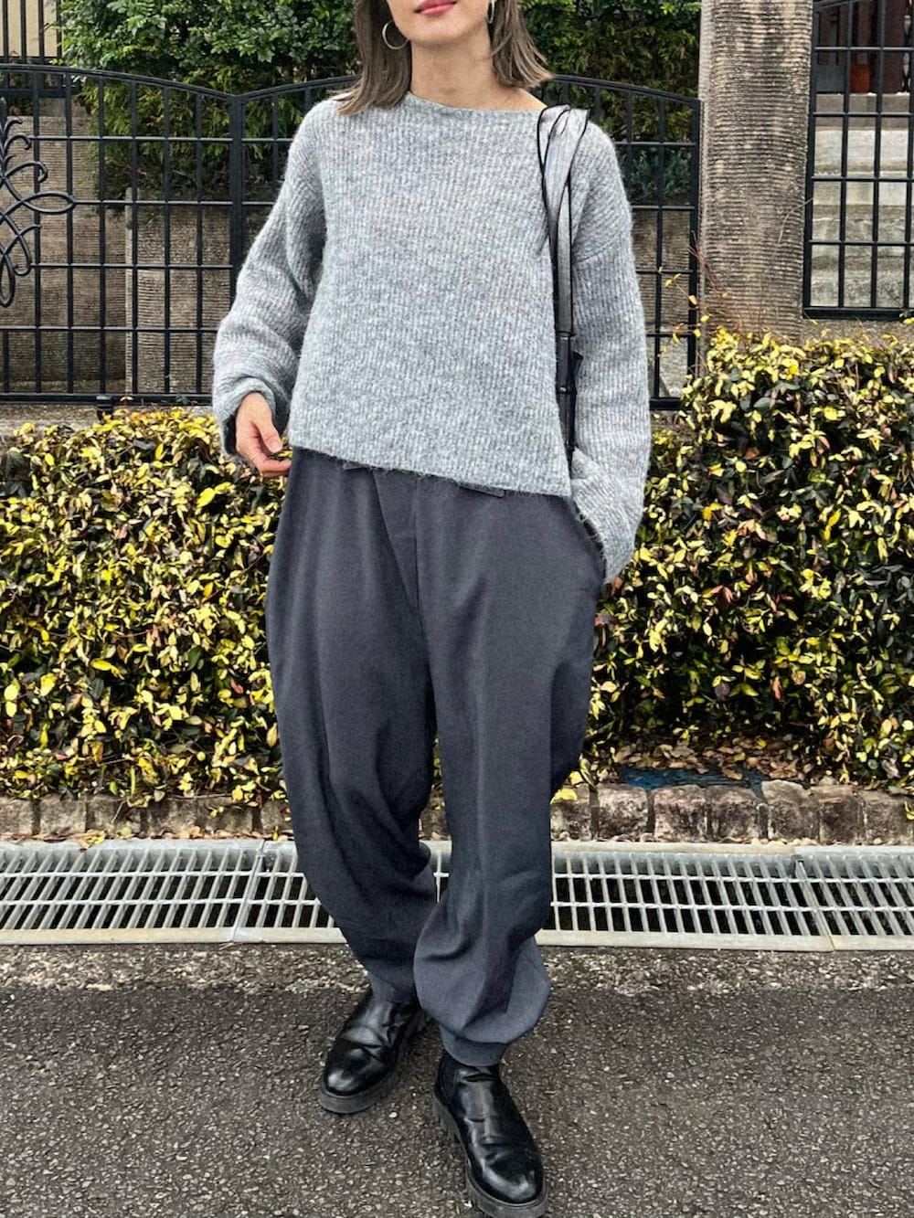 「PR、オペークドットクリップ、OPAQUE.CLIP、ラメニット、ショートニット、グレー、グレーコーデ、ブーツ、プチプラ、楽チンコーデ、パンツスタイル、冬服コーデ、着回しコーデ」｜「OPAQUE.CLIPのラメショートミドルゲージニット【洗濯機洗い可】（ニット/セーター、グレー系）」を使った、たろ☺︎さん（骨格ナチュラル・レディース・165cm）の冬コーディネートの2枚目の写真