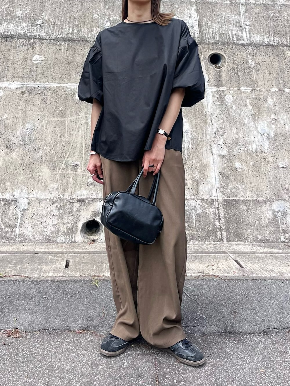 ブラック系のシャツ/ブラウス、ブラウン系のその他パンツ、ブラック系のキャップを着用したレディースの夏コーディネートの2枚目の写真