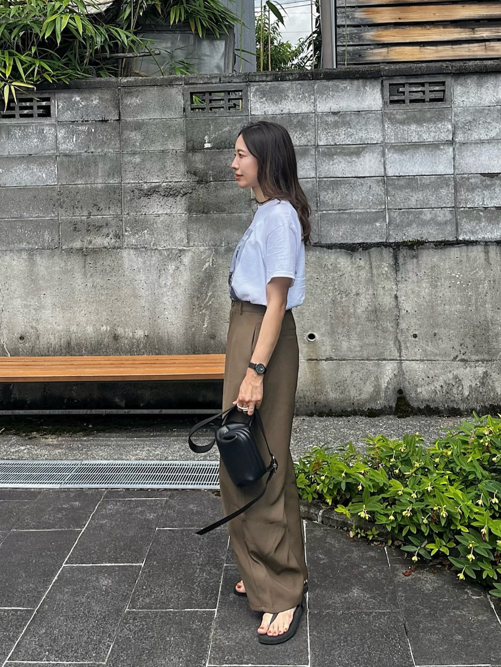 その他のTシャツ/カットソー、ブラック系のハンドバッグ、ブラック系のサンダルを着用したレディースの夏コーディネートの5枚目の写真