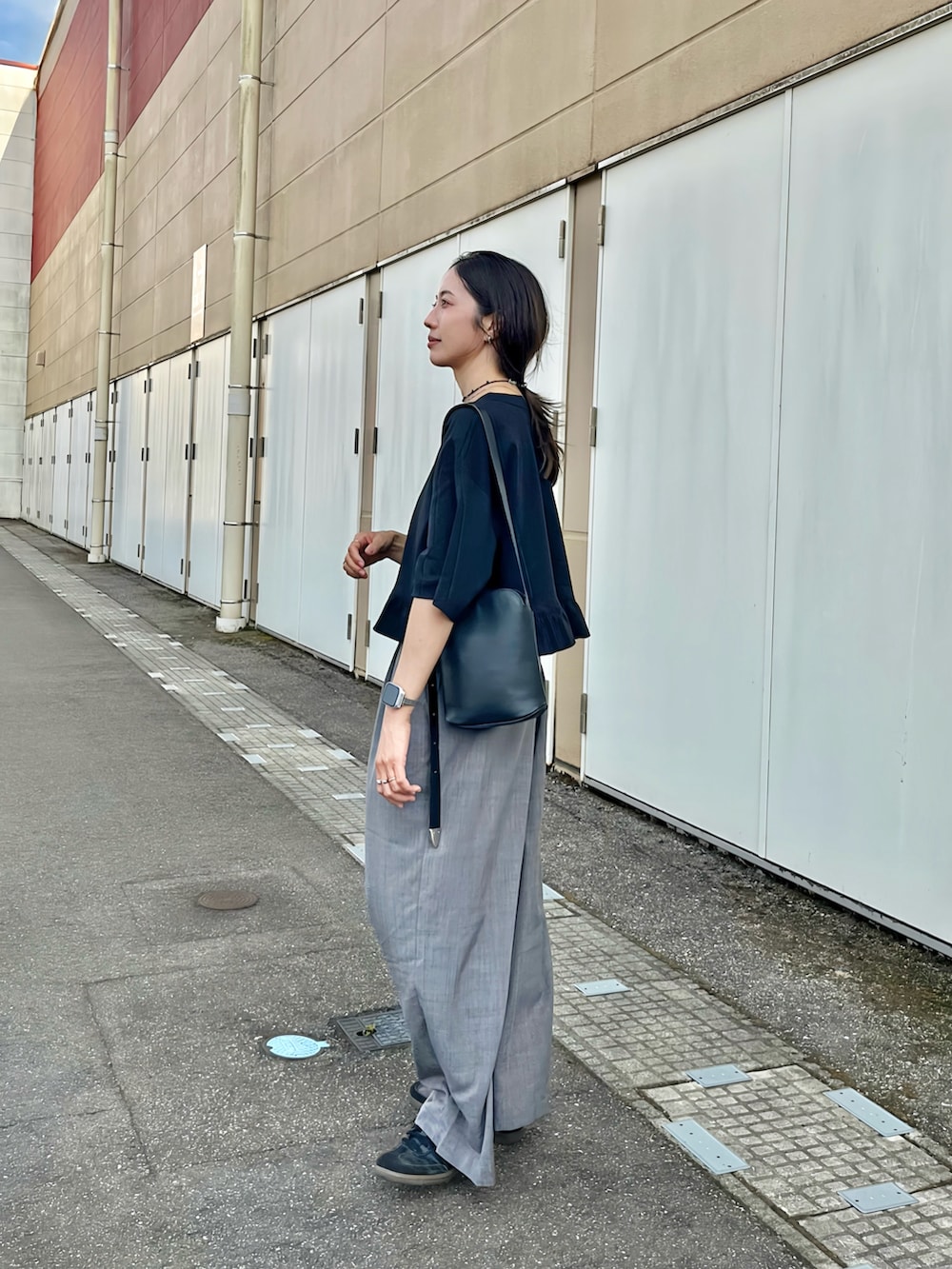 ブラック系のTシャツ/カットソー、グレー系のその他パンツを着用したレディースの夏コーディネートの4枚目の写真