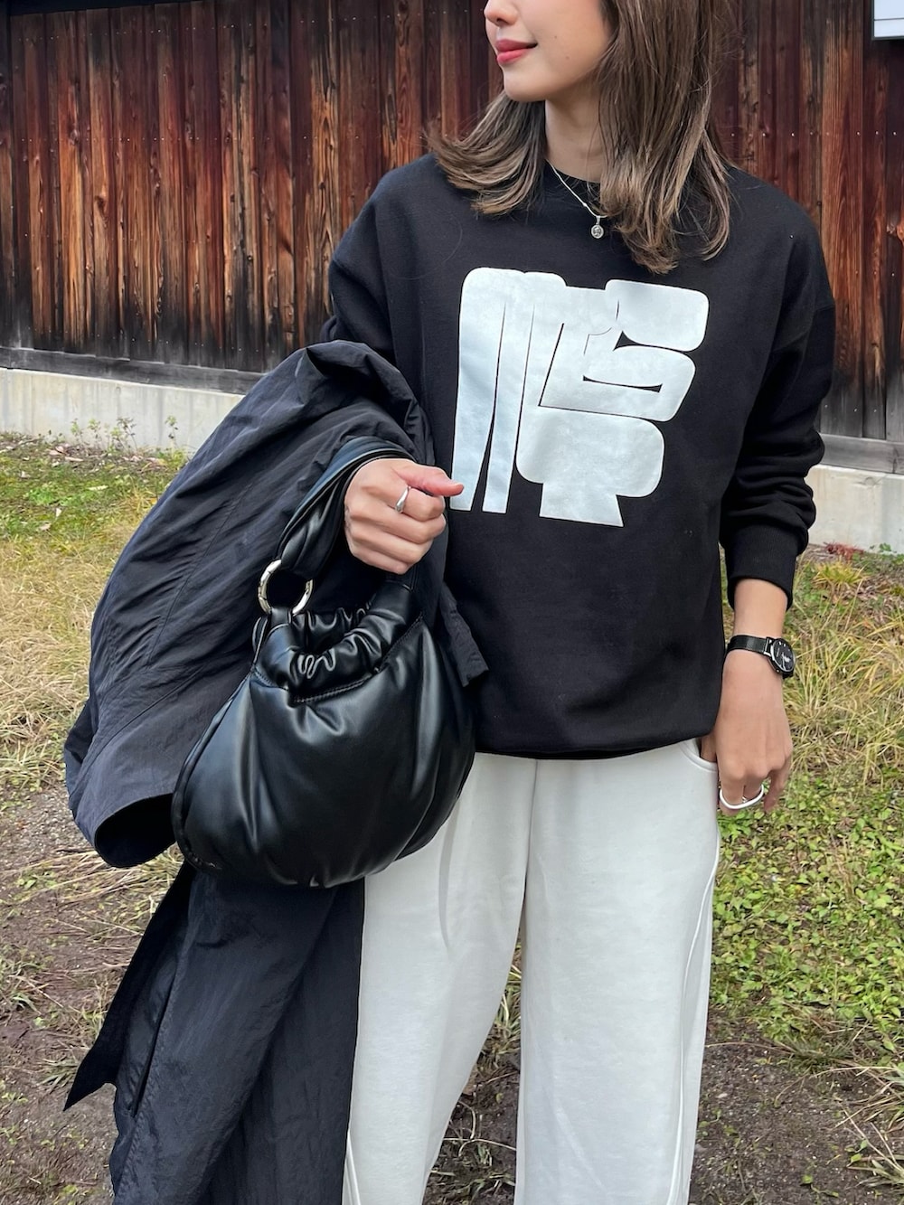 ブラック系のスウェット、ホワイト系のその他パンツを着用したレディースの秋コーディネートの3枚目の写真