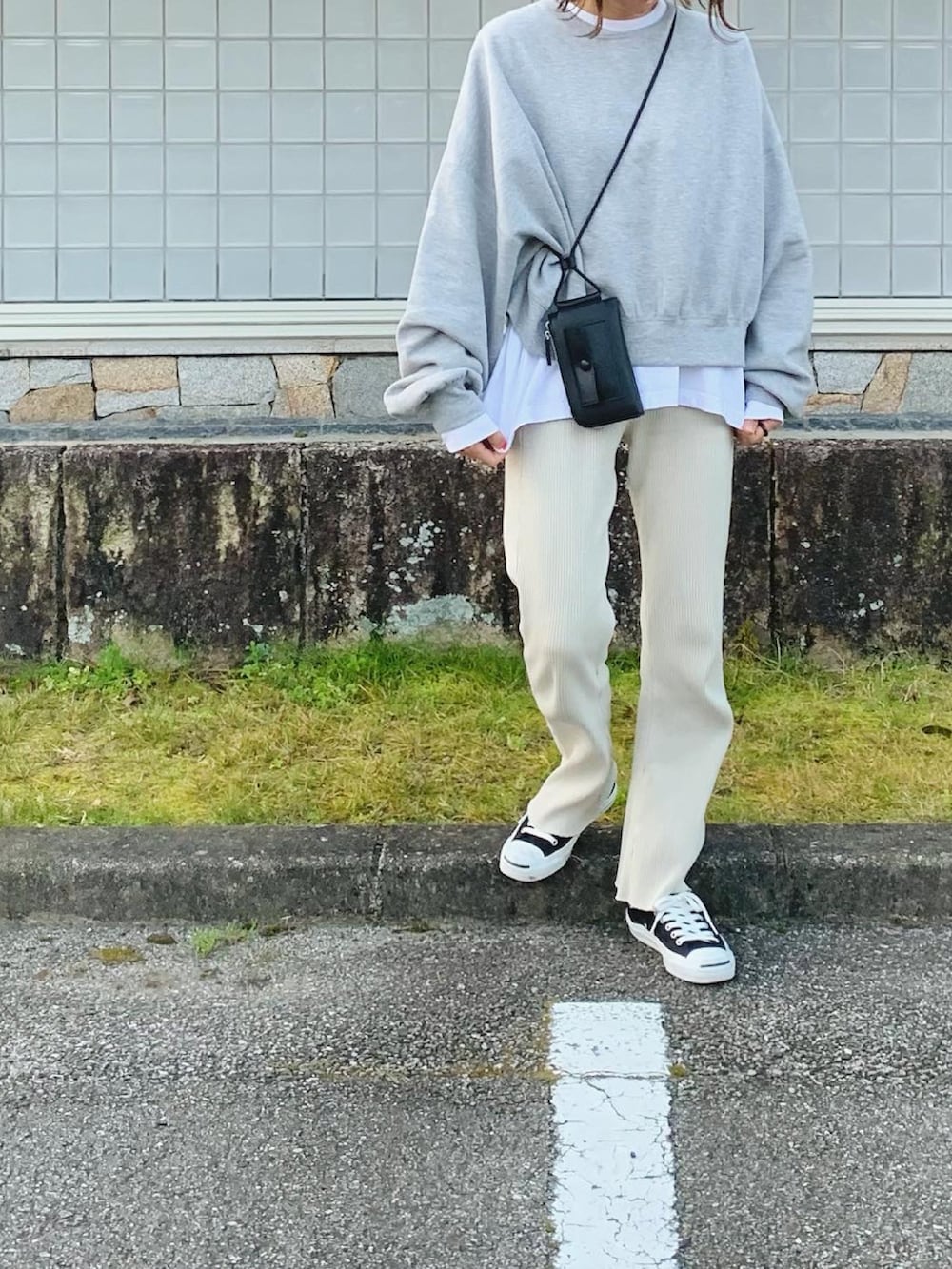 グレー系のカーディガン/ボレロ、ブラック系のショルダーバッグ、ホワイト系のその他パンツを着用したレディースの秋コーディネートの2枚目の写真