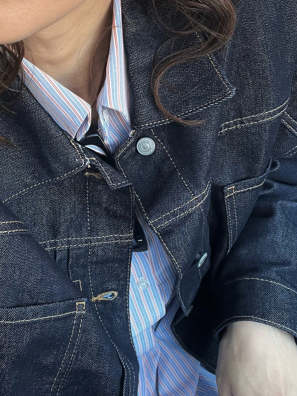 グレー系のその他パンツ、ブラック系のボストンバッグ、ブルー系のシャツ/ブラウスを着用したレディースの冬コーディネートの4枚目の写真