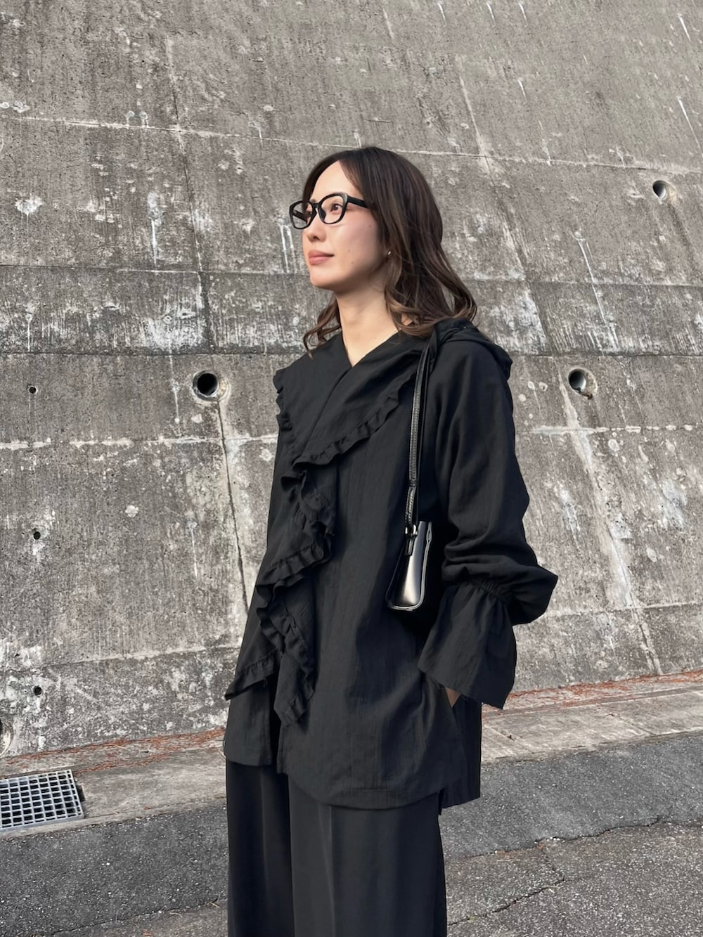 ブラック系のシャツ/ブラウスを着用したレディースの冬コーディネートの2枚目の写真