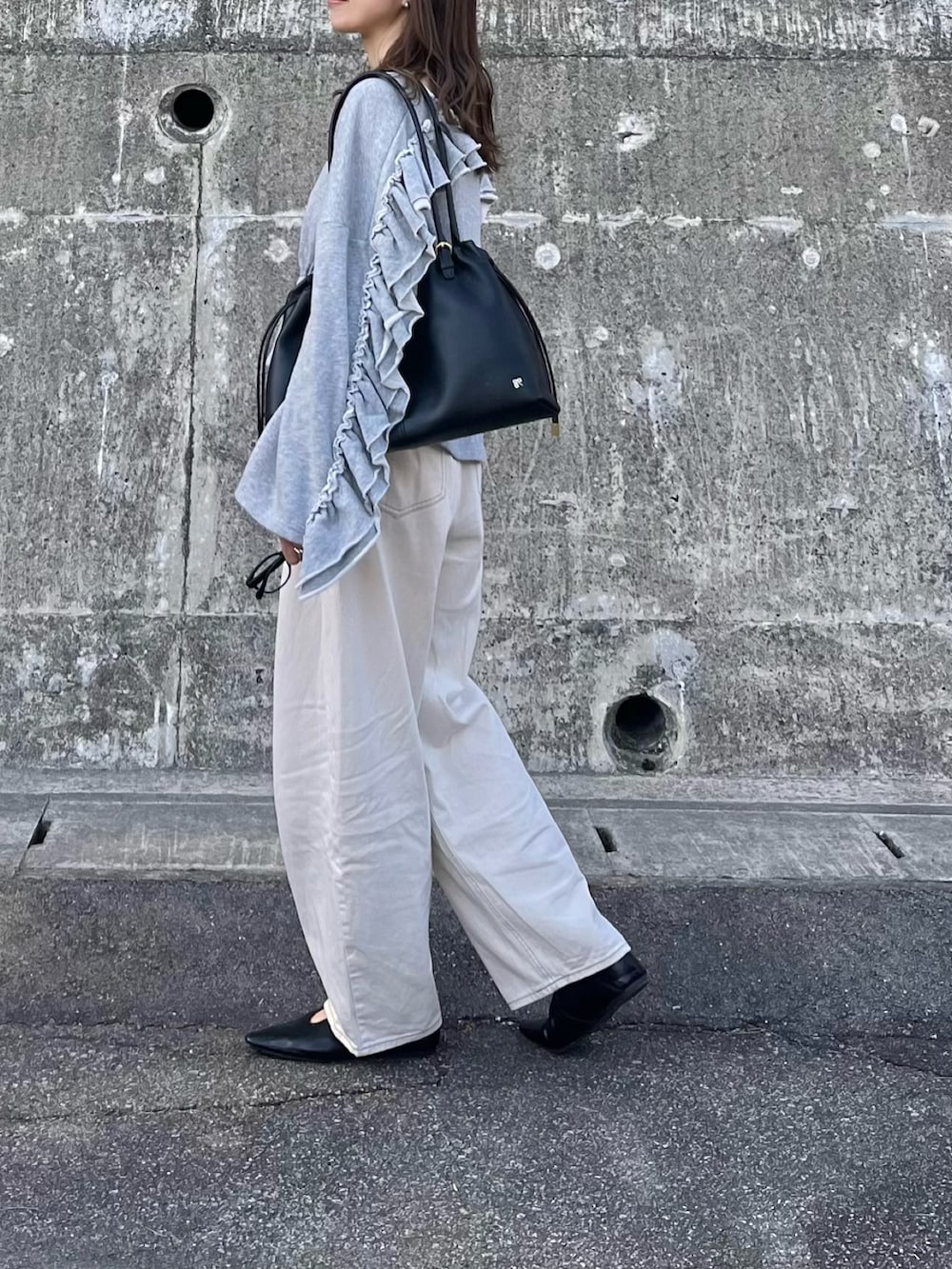 ブラック系のバッグを着用したレディースの春コーディネートの4枚目の写真