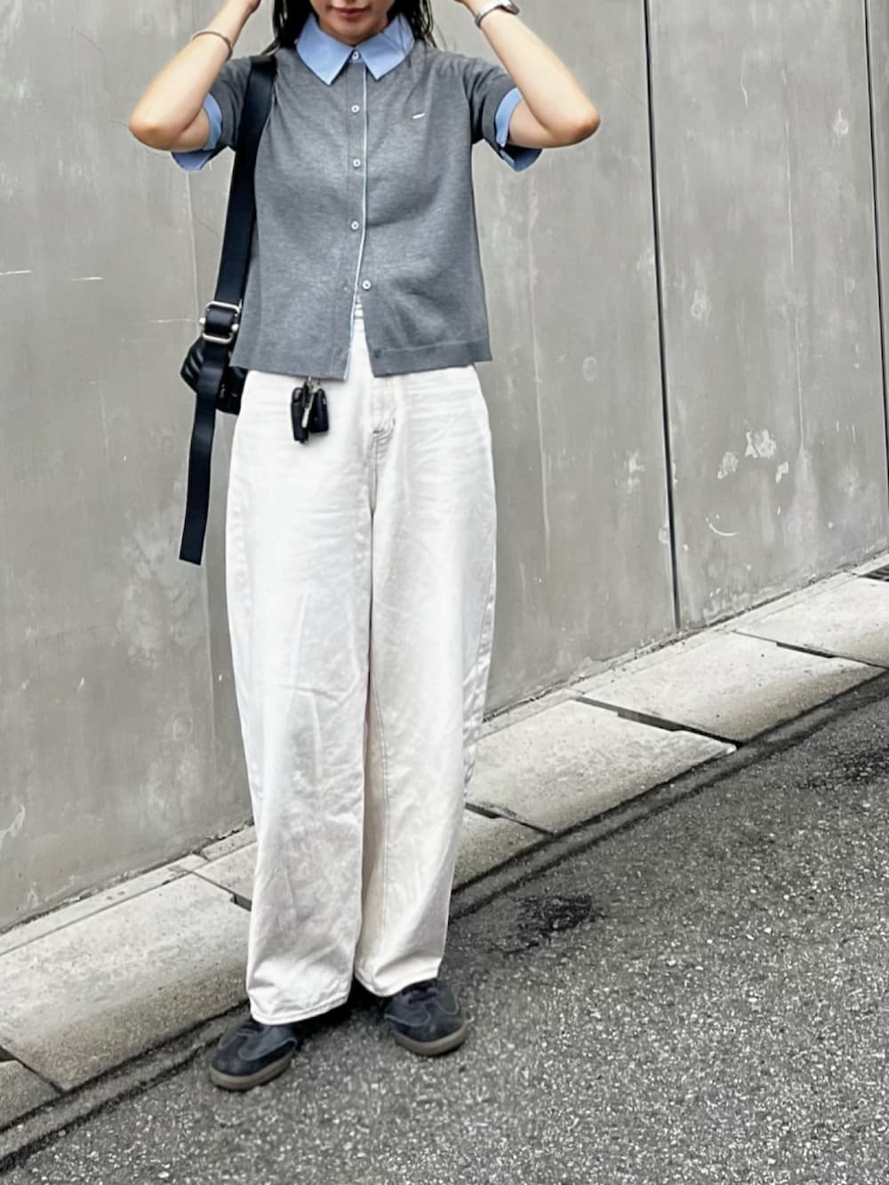 グレー系のカーディガン/ボレロ、ホワイト系のデニムパンツ、ブラック系のハンドバッグを着用したレディースの夏コーディネートの2枚目の写真