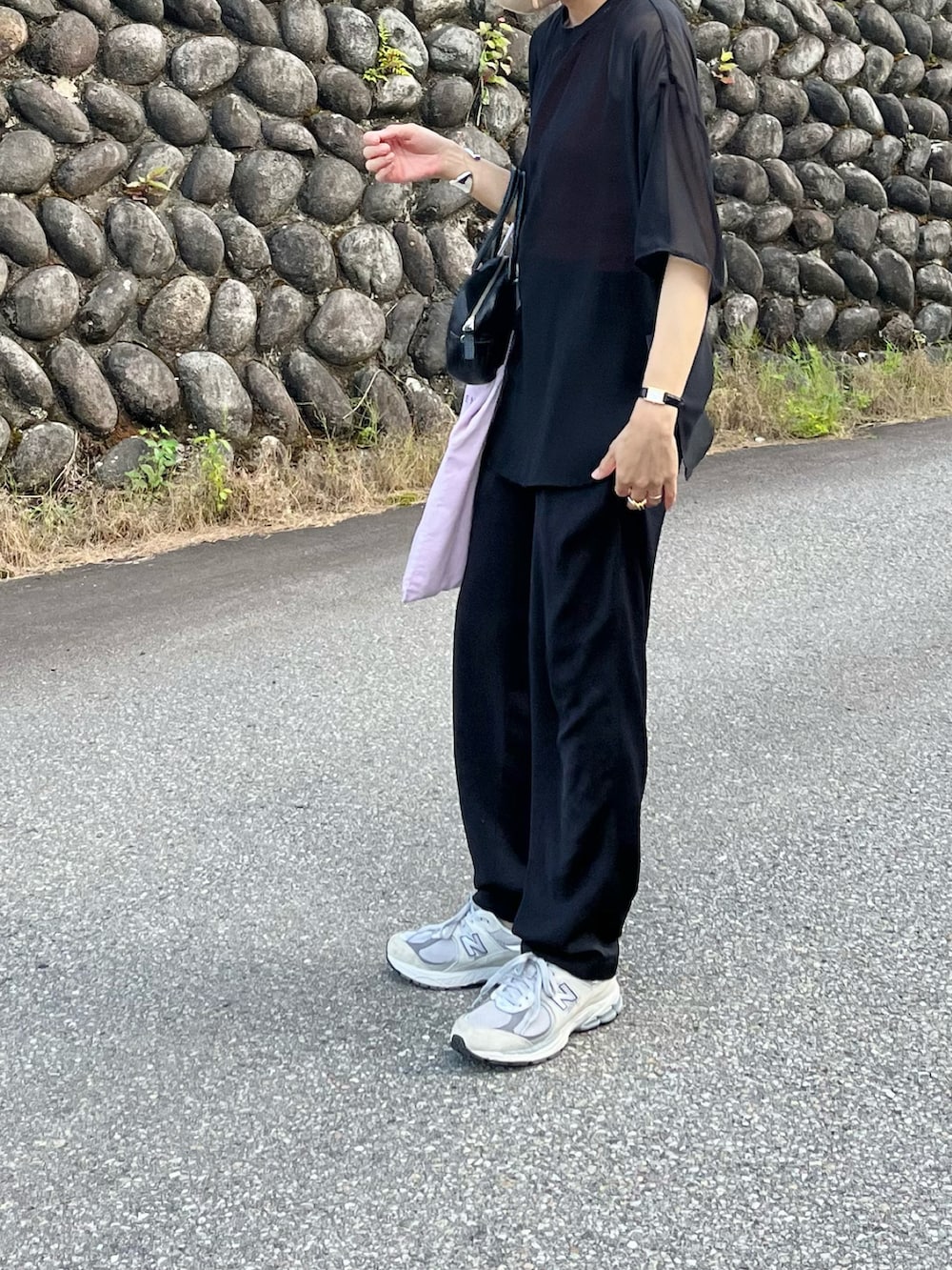 ブラック系のTシャツ/カットソー、イエロー系のタンクトップ、グレー系のスニーカーを着用したレディースの夏コーディネートの2枚目の写真