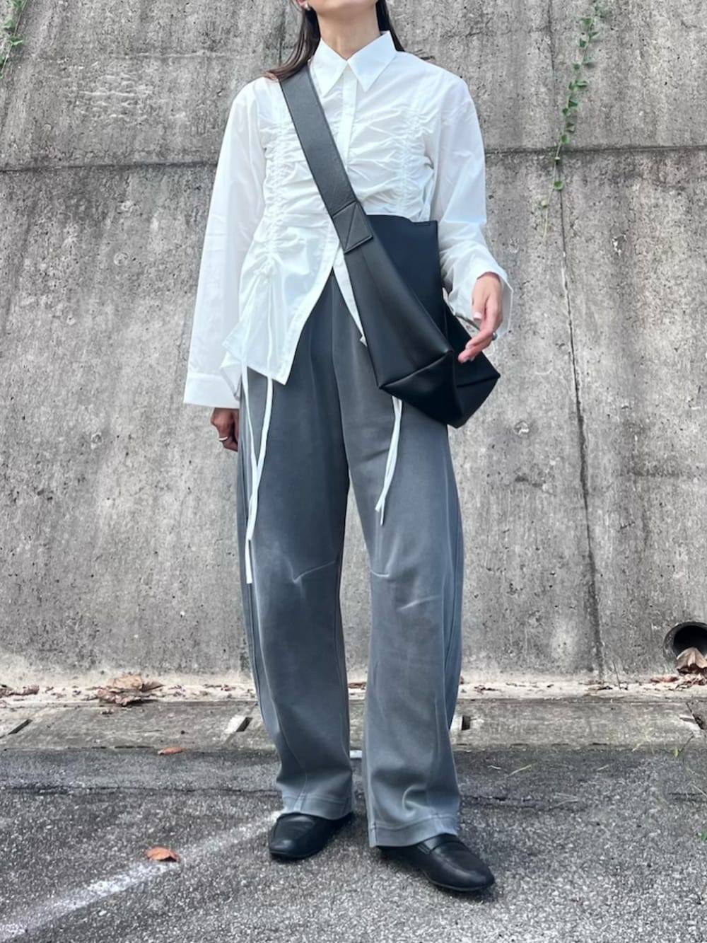 「ショルダーバッグ、シンプルカジュアル、白シャツ、シャツ、リボン、ギャザー、モノトーンコーデ、キャップ、PR」｜「W:Hukuの【W:Huku / ノンアイロンシリーズ】シャーリング リボン ブラウス / Wrinkle-Resistant Shirred Ribbon Blouse（シャツ/ブラウス、ホワイト系）」を使った、たろ☺︎さん（骨格ナチュラル・レディース・165cm）の夏コーディネートの2枚目の写真
