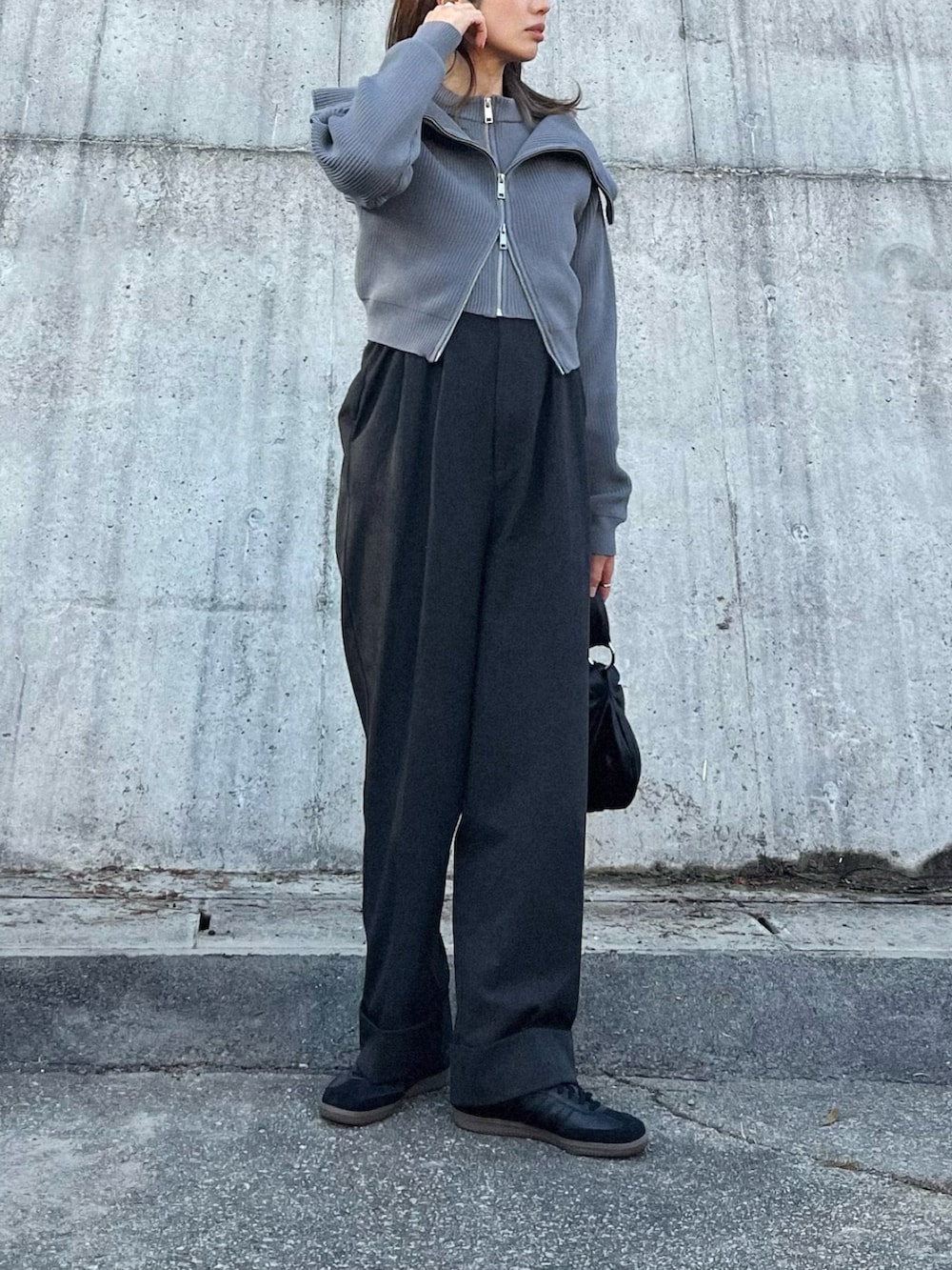 グレー系のカーディガン/ボレロ、グレー系のその他パンツ、ブラック系のスニーカーを着用したレディースの冬コーディネートの2枚目の写真