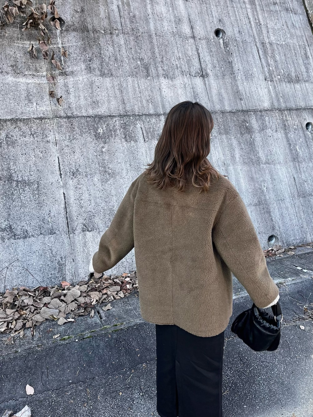 グリーン系のその他アウターを着用したレディースの秋コーディネートの5枚目の写真