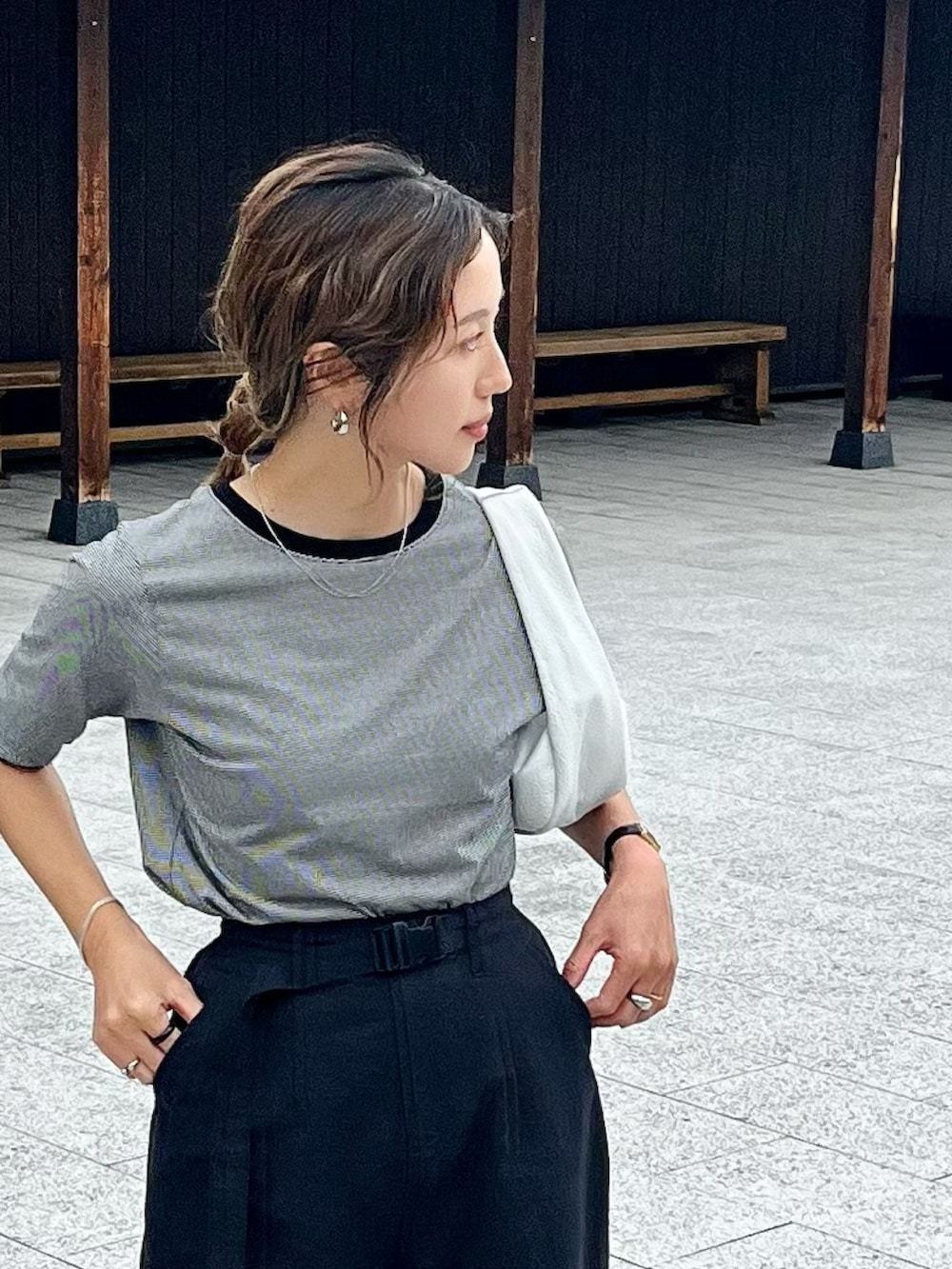 ブラック系のTシャツ/カットソー、ブラック系のカーゴパンツ、ホワイト系のハンドバッグを着用したレディースの夏コーディネートの2枚目の写真